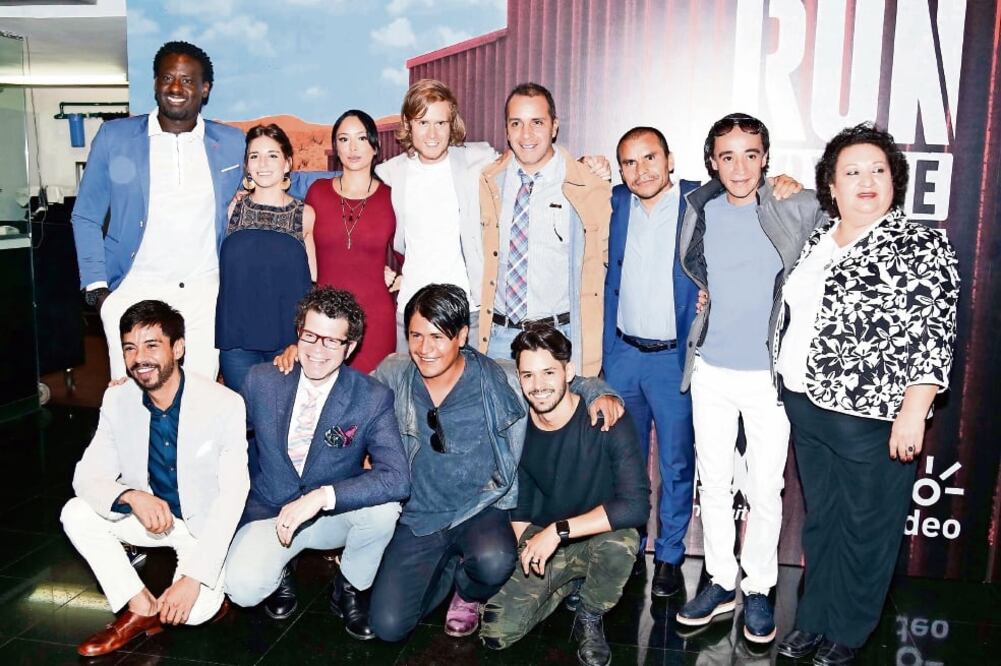 El elenco de la serie, durante la conferencia; destaca la participación de Maya Zapata, Noé Hernández y Roberto Sosa (AGUSTÍN SALINAS. EL UNIVERSAL)