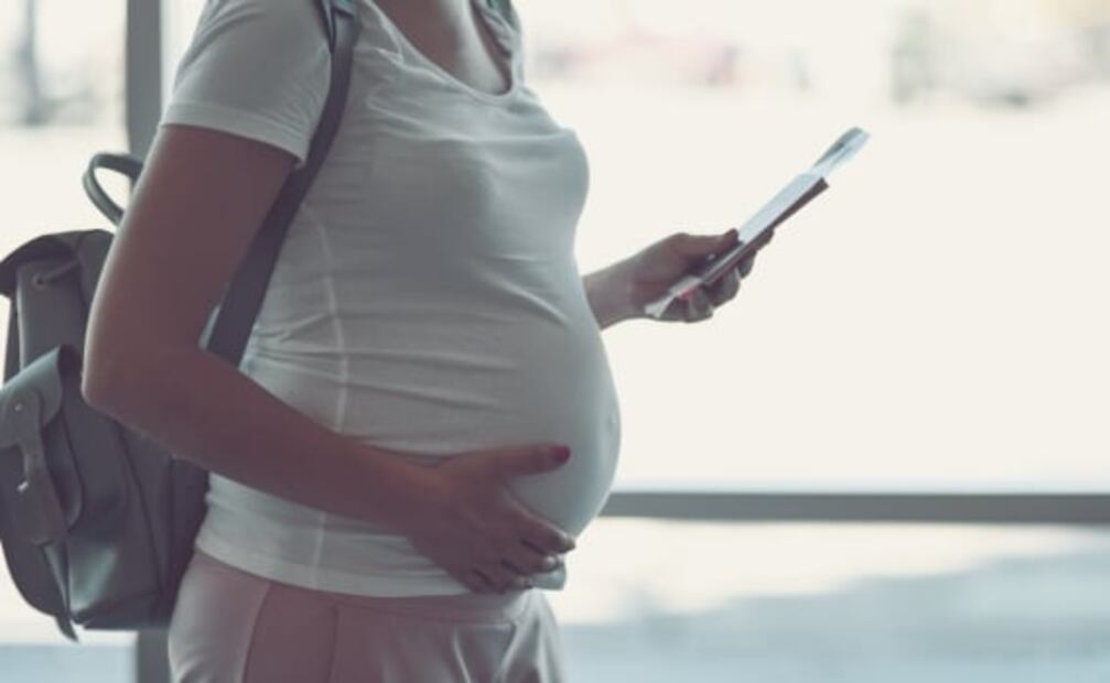 Si un bebé nace durante un vuelo, ¿viaja gratis para siempre? 