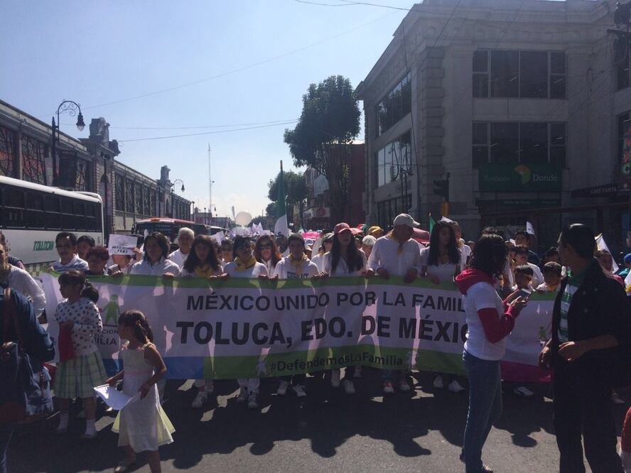 En Toluca, las personas se reunieron en la Alameda previo a la marcha. (Astrid Rivera/ EL UNIVERSAL)