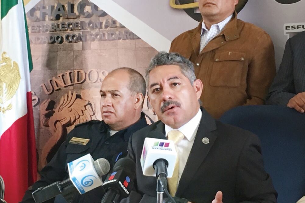 El edil de Valle de Chalco dijo en conferencia que el detenido fue arrestado cuando tramitaba sus antecedentes no penales en Toluca (EMILIO FERNÁNDEZ. EL UNIVERSAL)