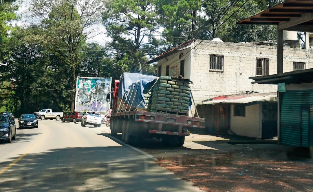 Camiones de carga entran y salen de la zona de casas de materiales, que siguen controladas por La Familia Michoacana, según dueños de los negocios. Foto: Alejandro Vargas / EL UNIVERSAL