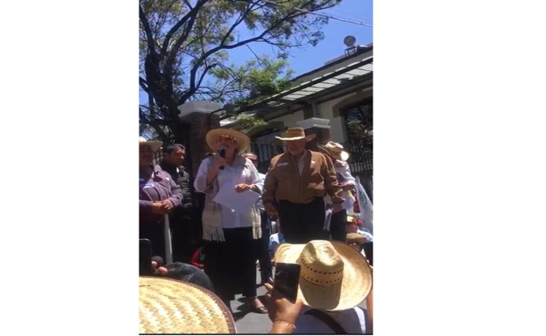 Sánchez Cordero, salió a recibir a los líderes campesinos para dialogar con ellos. Foto: Especial