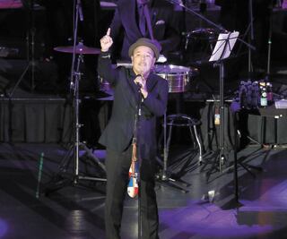 Rubén Blades celebra y canta con amigos