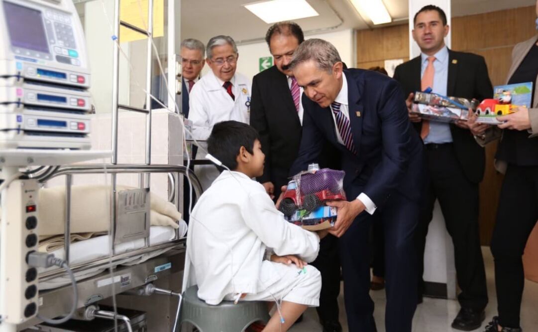 El jefe de Gobierno, Miguel Ángel Mancera, entregó juguetes en el Hospital Pediátrico Peralvillo (Foto tomada de Twitter)