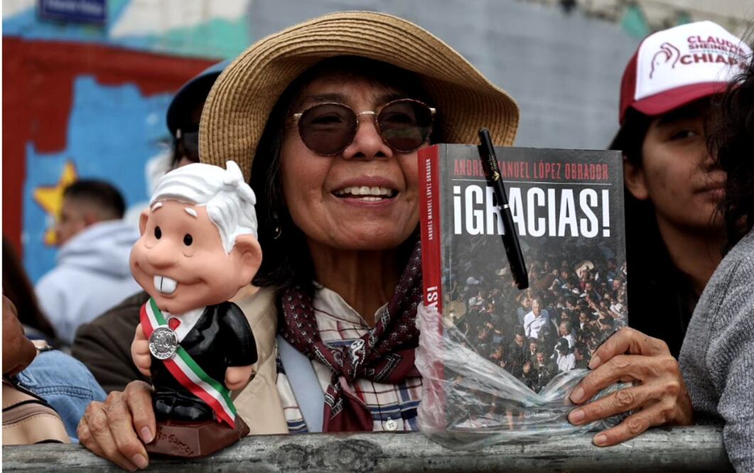 Simpatizantes de AMLO y Sheinbaum muestran su apoyo en los alrededores de San Lázaro. Foto: Yaretzy M. Osnaya / EL UNIVERSAL