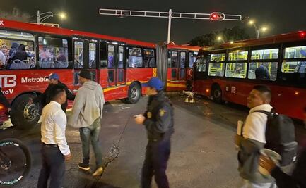 FOTOS: Chocan dos unidades de Metrobús en Reforma e Hidalgo; 20 personas en valoración médica