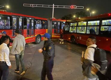 FOTOS: Chocan dos unidades de Metrobús en Reforma e Hidalgo; 20 personas en valoración médica