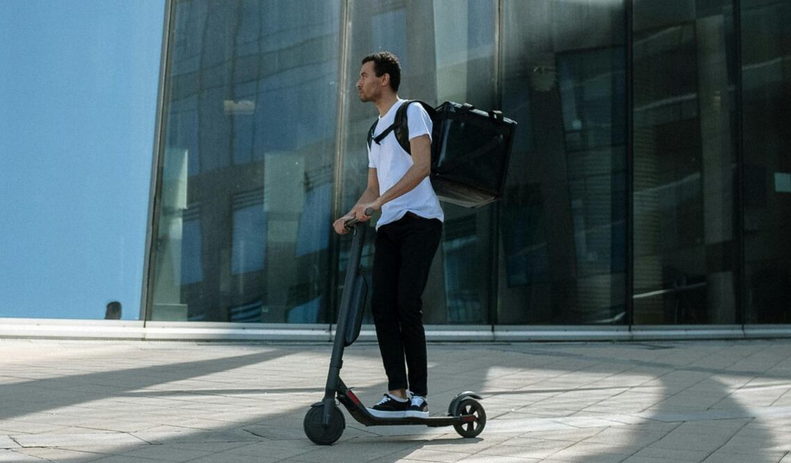 El gobierno de España aprobó el proyecto de Ley del Seguro del automóvil de seguros para patines eléctricos, la cual aplicará a partir de 2026. Foto: Pexels