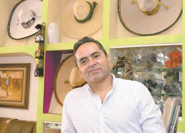 Luismi está al pendiente de su mariachi