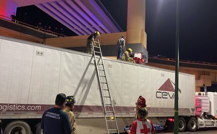 Joven sobrevive tras lanzarse de distribuidor en Hermosillo; cae sobre tráiler y evitan tragedia