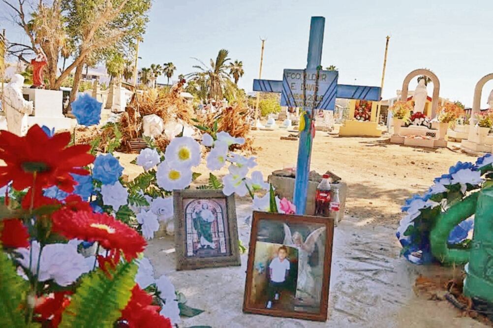 El pequeño vivía algunos días con su padre porque Denisse, su mamá, está separada de él. Ahora “su papá va todos los días al panteón. Está devastado igual que yo. No lo aceptamos”, expresa la mujer. (JORGE CASTAÑEDA. EL MUNDO DIGITAL BCS)