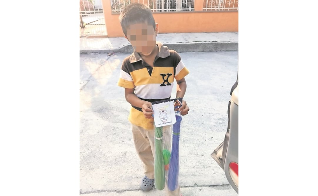 Regalo. Menores de escasos recursos recibieron juguetes con un mensaje firmado por el C JNG. / ESPECIAL