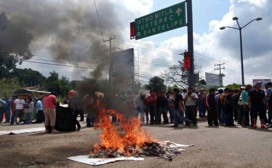 A la altura de la gasolinera Fonapas los maestros de los sectores de Valles Centrales y Sierra quemaron una casilla. FOTO: Lupita Thomás / Quadratín.