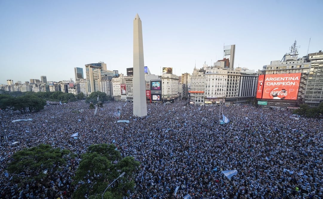 El Obelisco en Buenos Aires durante el festejo por el Campeonato del Mundo - FOTO: AP