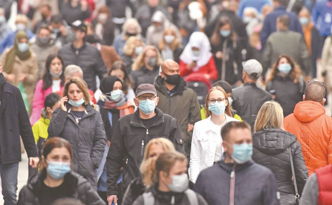 Alemanes con cubrebocas en Dortmund. El uso de mascarillas en el país será obl i gato r io cuando el número de infecciones supere los 35 por cada 100 mil habitantes en siete días. Foto: INA FASSBENDER. AFP