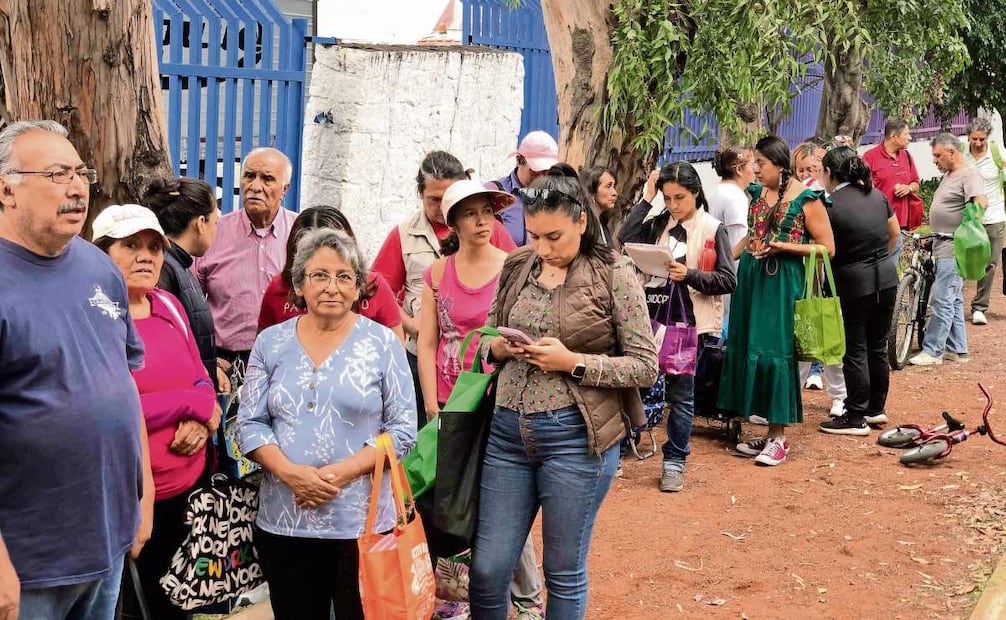 En Ceylán los usuarios reciben fichas para organizar el acceso al comedor y
evitar que las personas tengan que permanecer desordenadamente en la fila. Foto: DIEGO SIMÓN SÁNCHEZ/ EL UNIVERSAL