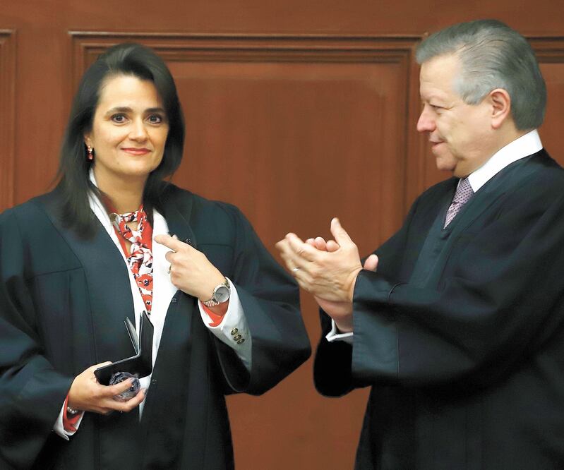 Margarita Ríos-Farjat, que fungirá como ministra de la SCJN por 15 años, recibió ayer las credenciales de su cargo por parte del ministro presidente de la Corte, Arturo Zaldívar Lelo de Larrea. Foto/BERENICE FREGOSO. EL UNIVERSAL