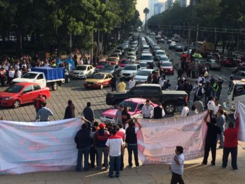 Taxistas protestan contra Uber en el Ángel de la Independencia