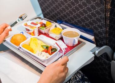 Qué comida sí se puede llevar en el avión