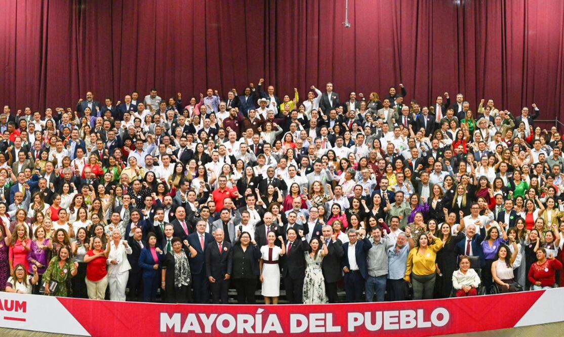 Claudia Sheinbaum con los legisladores de Morena. Foto: Morena