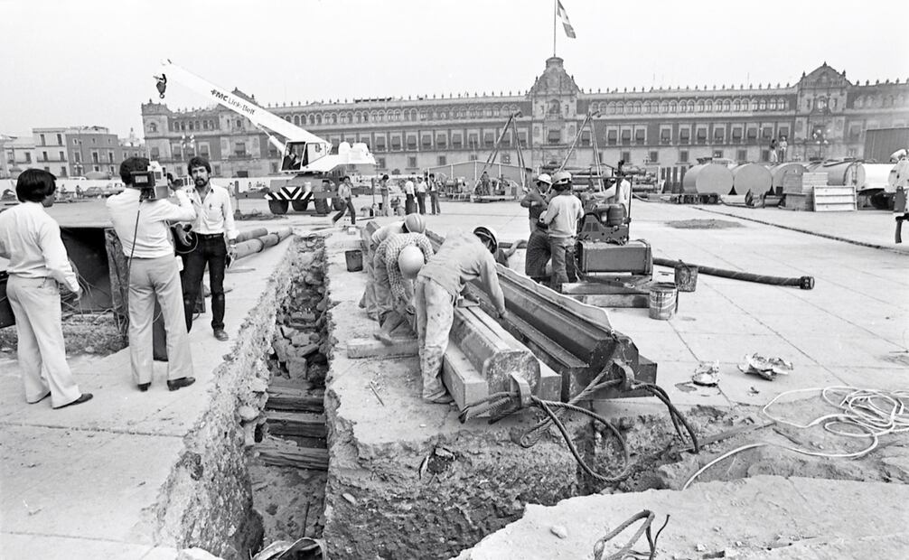 Excavaciones en el Zócalo, en diciembre de 1983. La Línea 8 pasaría por Calzada de Guadalupe, República de Brasil y 5 de Febrero, donde todavía podrían encontrarse hallazgos arqueológicos prehispánicos o coloniales. Foto: Héctor Martínez/ Archivo EL UNIVERSAL.