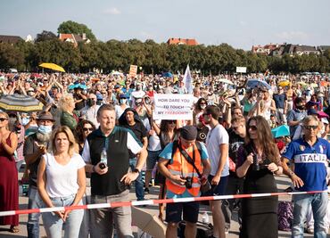 Manifestaciones "antiCovid-19" reunen a miles sin cubrebocas en Alemania y Polonia