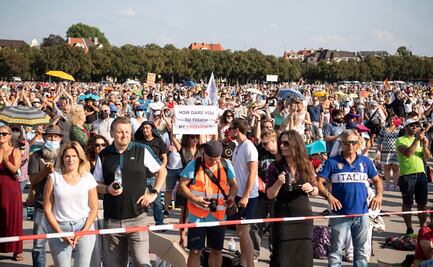 Manifestaciones "antiCovid-19" reunen a miles sin cubrebocas en Alemania y Polonia