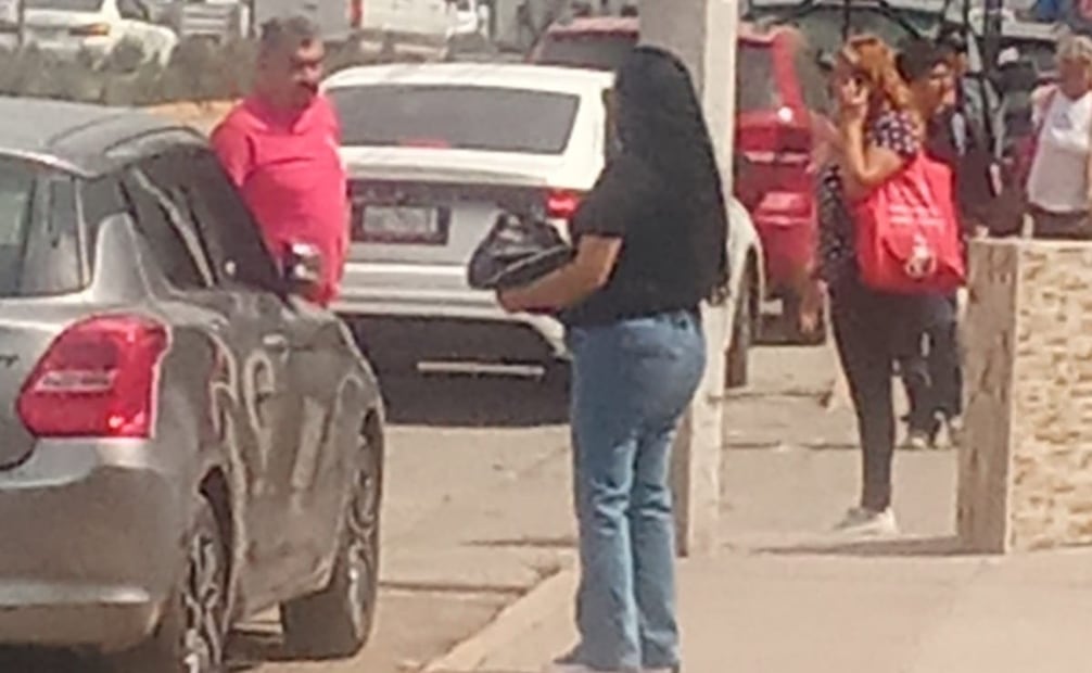 Personal del gobierno municipal solicito a los residentes evacuar la zona en tanto se controlaba la fuga de gas. Fotos: Especiales.