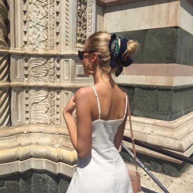 ¡Adiós diademas XL! Mascadas y pañuelos para peinados ganadores