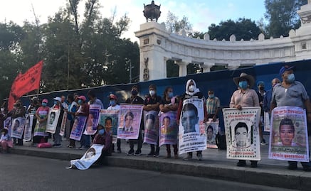 Padres de los 43 normalistas de Ayotzinapa marchan en CDMX al cumplirse un mes más de su desaparición