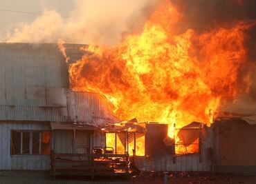 ¿Qué hay detrás del voraz incendio que consumió al menos 245 casas en Chile?