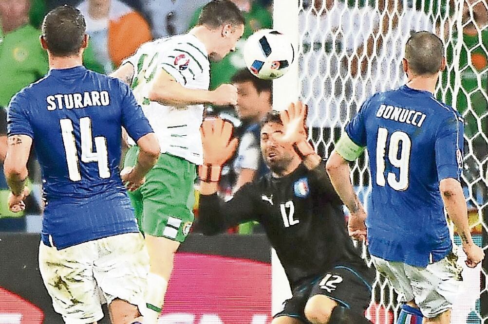 El portero italiano tuvo una mala salida que permitió el gol (ANDY RAIN. EFE)