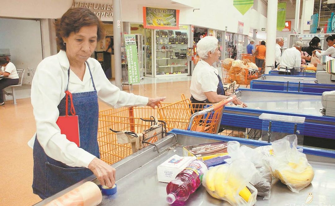 Durante la pandemia, los adultos mayores dejaron de laborar como empacadores, como medida para protegerlos de los contagios. Foto: Archivo/ El Universal.
