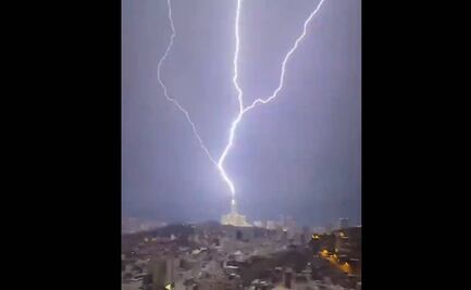 VIDEO: ¡Otra vez! Rayo cae sobre reloj de La Meca, Arabia Saudita, durante tormenta eléctrica