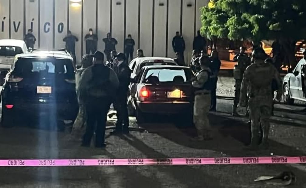 Lanzan artefacto explosivo a Centro de Seguridad de Mazatlán; dañan cuatro vehículos.
Foto: Especial.