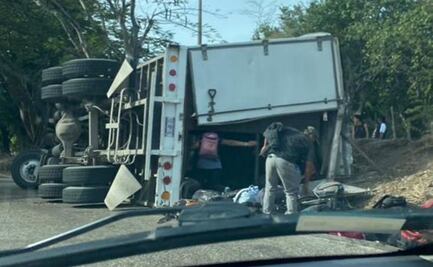 Vuelca camión que transportaba migrantes en la carretera La Angostura, Chiapas; hay 21 heridos