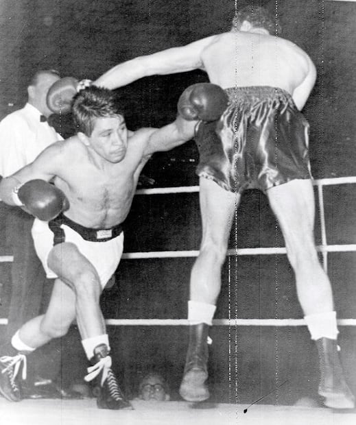 Izquierdazo de Saldívar contra Winstone, durante su pelea de 1965. Para permitir el enfrentamiento, el Consejo Británico de Boxeo prohibió a Saldívar usar sus guantes confeccionados en México, pues rebasaban el peso permitido para boxeo en Inglaterra; el campeón cedió para evitar la descalificación. Foto: UPI/ESPECIAL.