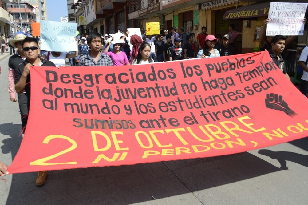 GUERRERO

Estudiantes de preparatorias populares, egresados normalistas y maestros de la Coordinadora Estatal de Trabajadores de la Educación de Guerrero (CETEG), marcharon en diferentes puntos del estado para conmemorar el 47 aniversario de la masacre de Tlatelolco. Foto: Dassaev Téllez/EL UNIVERSAL