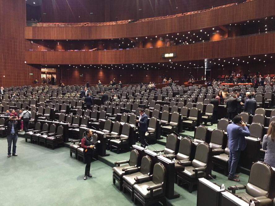 Ante la falta de legisladores, el presidente de la Cámara de Diputados pidió que tomaran una imagen. Foto: Alejandra Leyva / EL UNIVERSAL