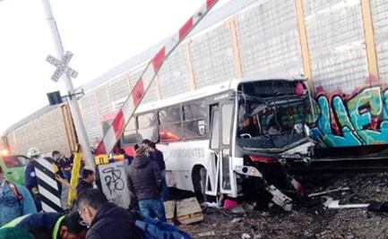 Un muerto y al menos 19 heridos deja choque de tren y autobús de pasajeros en Toluca
