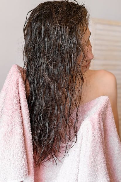 Evita frotar el pelo mojado con la toalla. Foto: Magnific