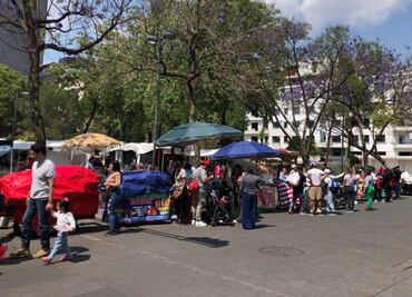 Comerciantes ambulantes dejan la Alameda Central; se instalan en la Plaza de la Solidaridad