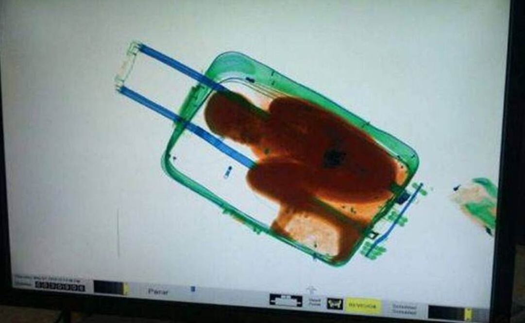 El menor fue detectado por la Guardia Civil al pasar la maleta por el escáner (Foto: EFE)