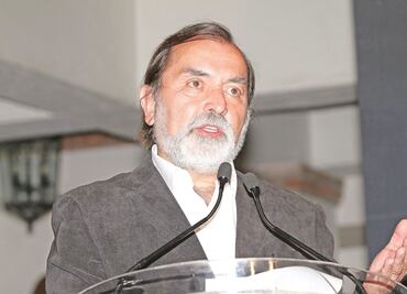 Se burlan en redes de Epigmenio Ibarra y lo comparan con Rambo y Chuck Norris