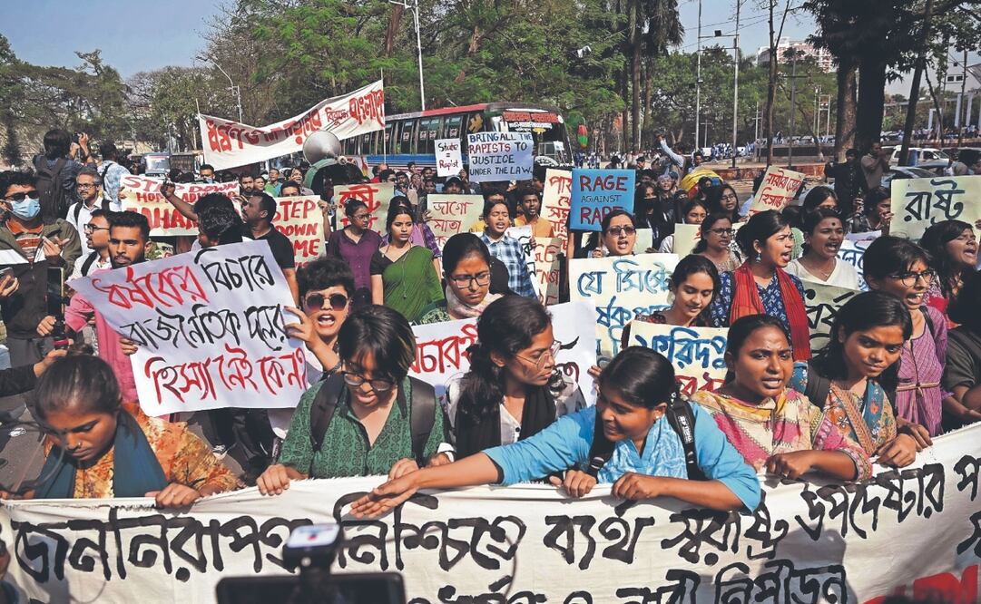 Asistentes a una manifestación en Daca contra los recientes incidentes de violación y violencia contra las mujeres en Bangladesh. Foto: de 
MUNIR UZ ZAMAN. AFP