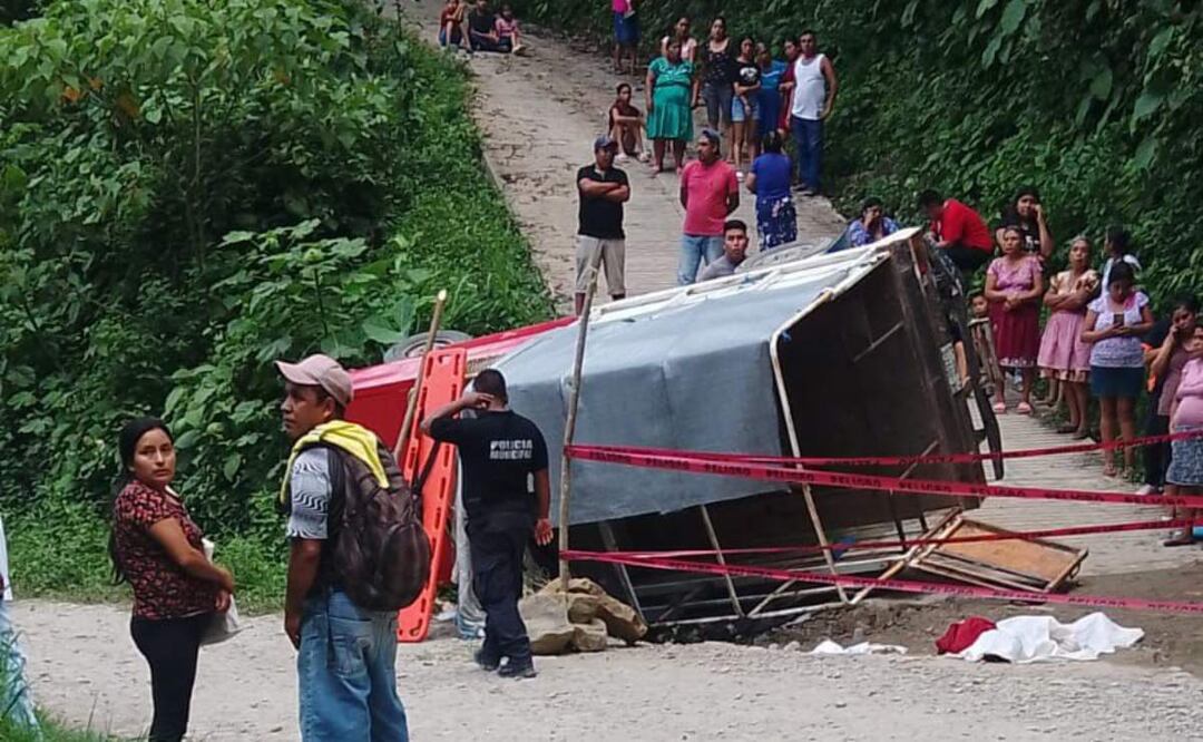 Volcadura de camioneta sobre la carretera Tetzahapa, Hidalgo donde circulaba la joven que perdió la vida (09/07/2025). Foto: Especial