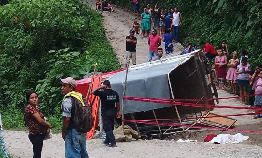 Volcadura de camioneta sobre la carretera Tetzahapa, Hidalgo donde circulaba la joven que perdió la vida (09/07/2025). Foto: Especial