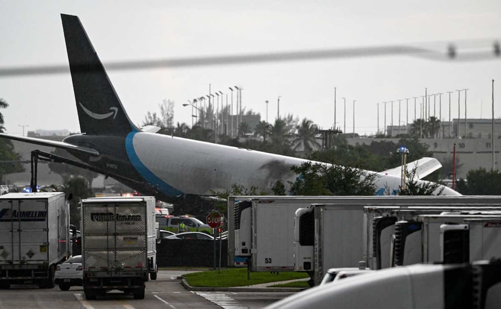Las imágenes de video mostraban una densa columna de humo saliendo de un Boeing 767 que operaba para Amazon Prime Air. Foto: AFP