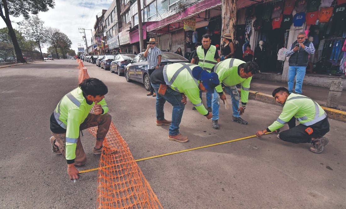 Ya se iniciaron los trazos para delimitar los carriles de la vía por la que circularán sólo bicicletas. Foto: de ARTURO HERNÁNDEZ. EL UNIVERSAL