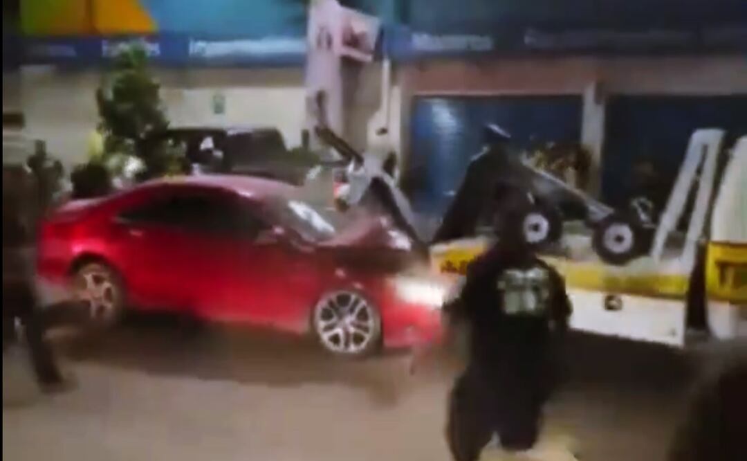 Mujer choca su coche contra una grúa en Iztapalapa mientras escapaba de un retén, con una bebé de 2 años a bordo. Foto; X, @Halloween_miau